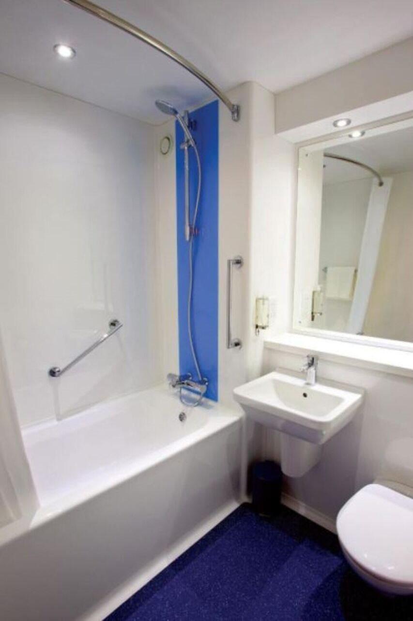 Travelodge Leatherhead Bagian luar foto